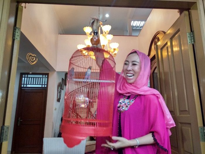 Henny Moana memamerkan hadiah yang diberikan oleh Rio Reifan.