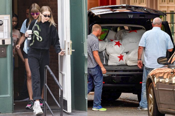 Gigi Hadid dan Taylor Swift terlihat sedang bersama di New York