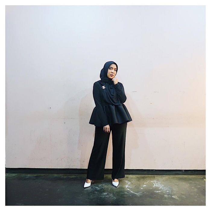 Padukan peplum top dan wide pants
