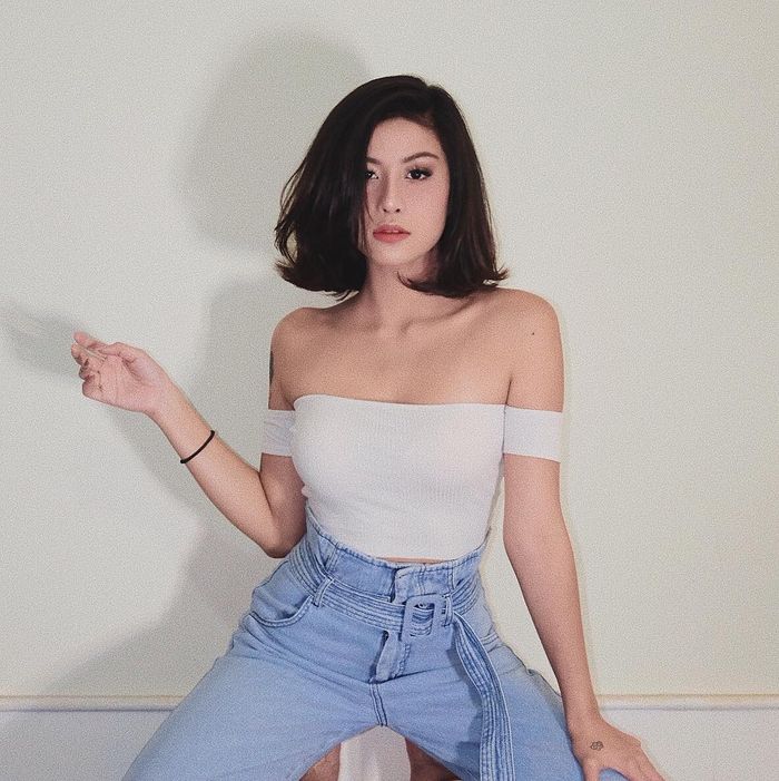 Karin Novilda, atau yang lebih dikenal dengan Awkarin