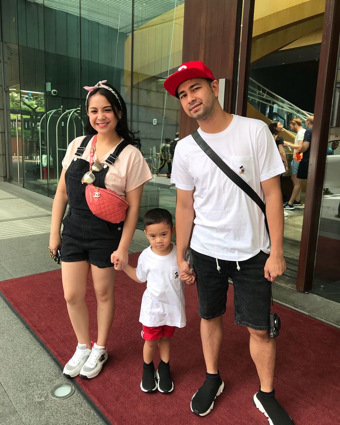 Nagita Slavina sering terlihat memadukan berbagai fashion item mewah pada penampilannya yang justru terlihat simpel