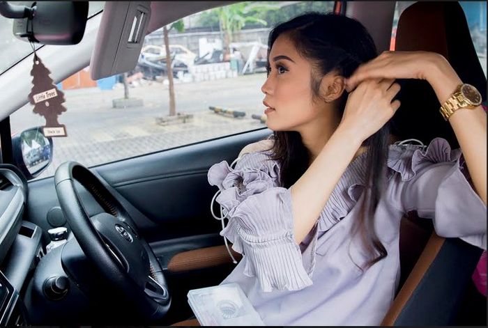 Simak tips menata rambut secara simpel di mobil yang bisa kamu coba ketika kamu diharuskan tampil cantik dalam waktu sekejap. 