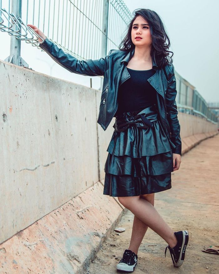 Gaya edgy ala Tissa Biani