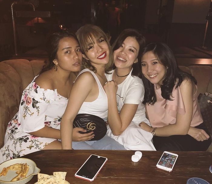 Gisella Anastasia tampil dalam balutan tank top berwarna putih.