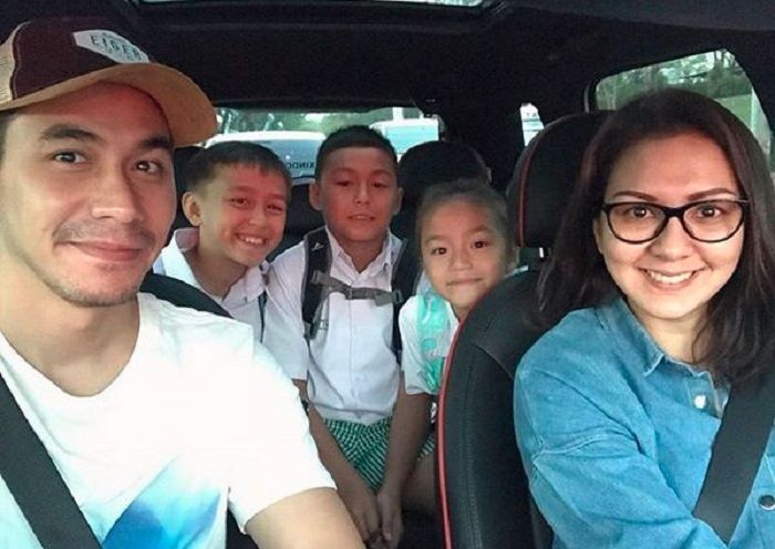 Darius Sinathrya dan Donna Agnesia kompak antar ketiga anaknya sekolah di hari pertama