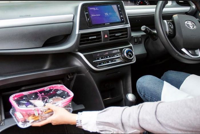 Kamu bisa menyimpan pouch makeup di gloves box mobil Toyota All New Sienta kesayangan kamu.