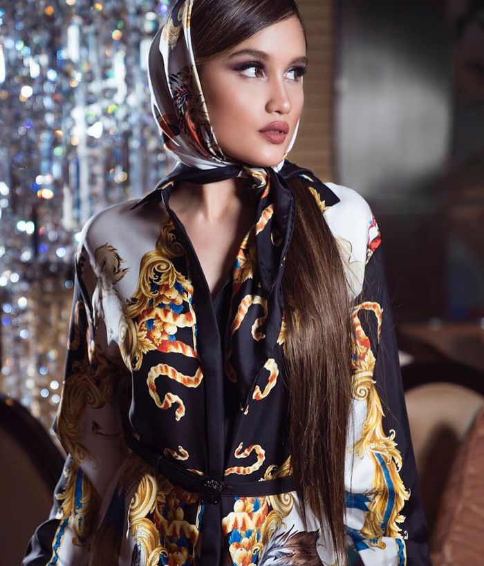 Cinta Laura dengan busana Versace