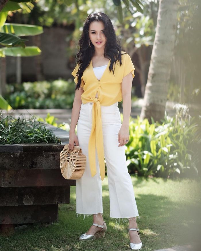 Gaya chic ala Ririn Ekawati dengan frayed pants