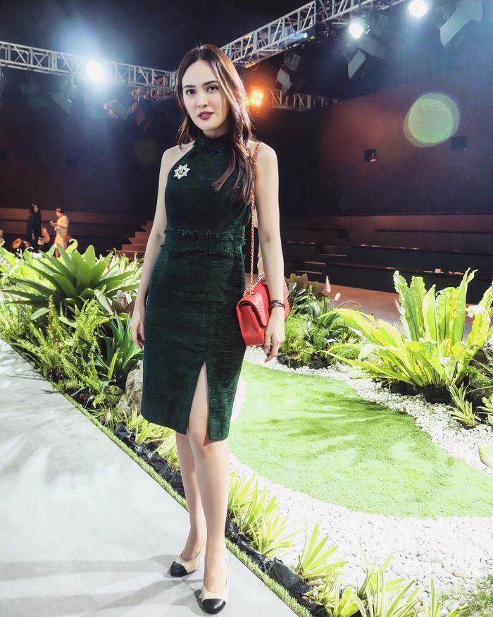 Shandy dengan halter neck dress