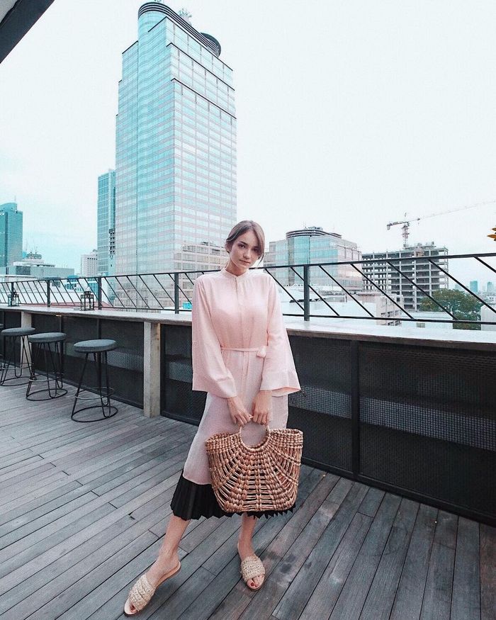 Tampil manis dengan tas rotan