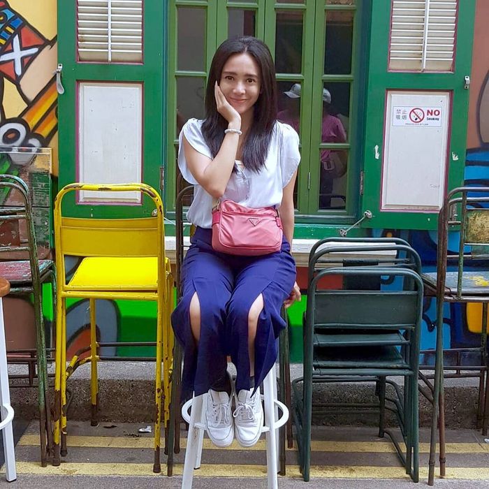 Dea Ananda tampil dengan mix and match blouse bersama slits pants