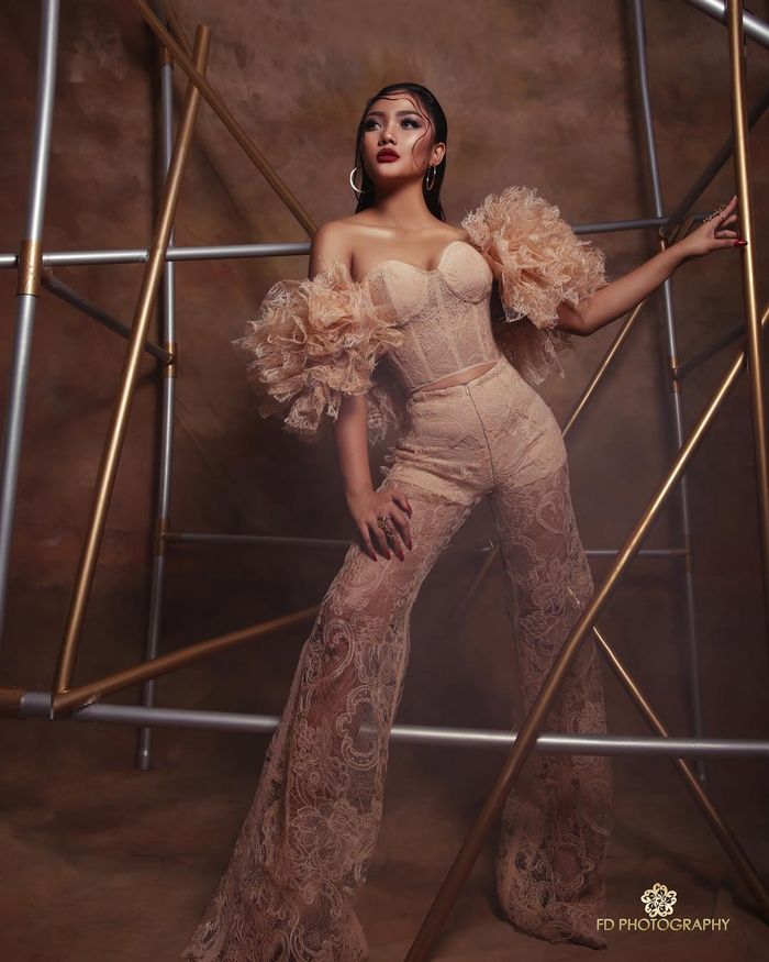 Marion Jola dalam sebuah pemotretan