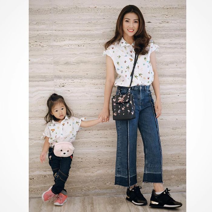 Sarwendah bersama Thalia Putri Onsu tampil dengan busana kembaran