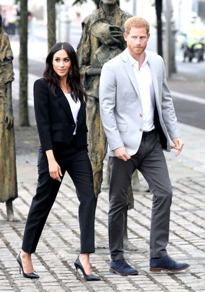 Meghan Markle menggunakan pump heels hitam saat berkunjung ke Irlandia