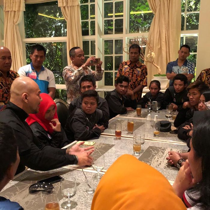 Kebersamaan Deddy Corbuzier dengan para atlit Asia Games