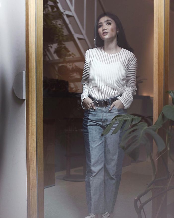 Febby Rastanty dengan two tone denim