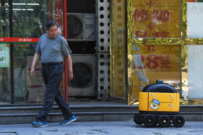 Robot kuning ini bisa bergerak dengan bebas di trotoar tanpa hambatan.
