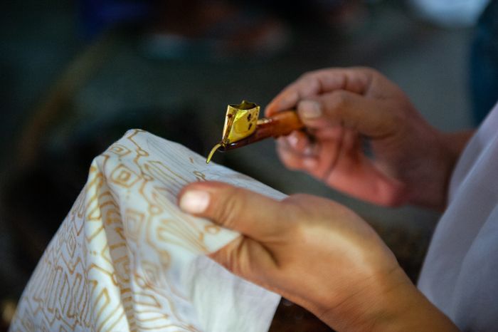 Ketekunan dan kesabaran sangat dibutuhkan oleh seorang pembatik.