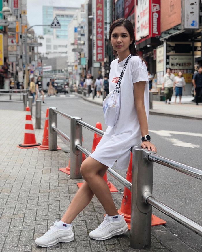 Mikha Tambayong tampak mengenakan t-shirt dress berwarna putih