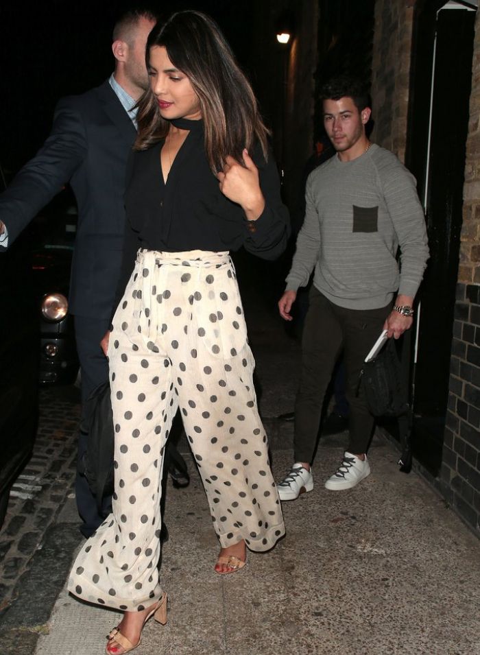 Priyanka Chopra dengan blouse berbahan sifon hitam