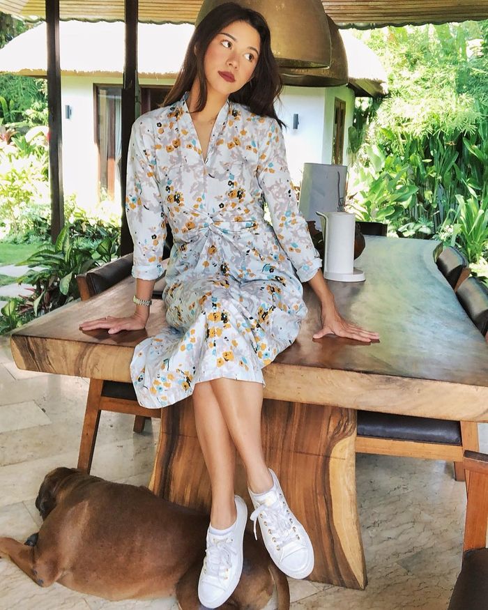 Penampilan feminin Nana Mirdad dengan floral dress