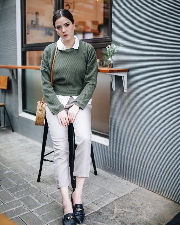 Tampil dengan Kombinasi Knit Sweater