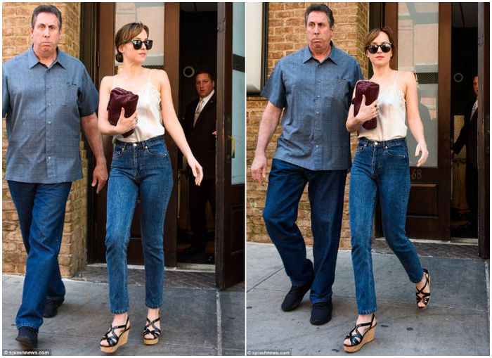 Dakota Johnson dengan tank top berwarna nude
