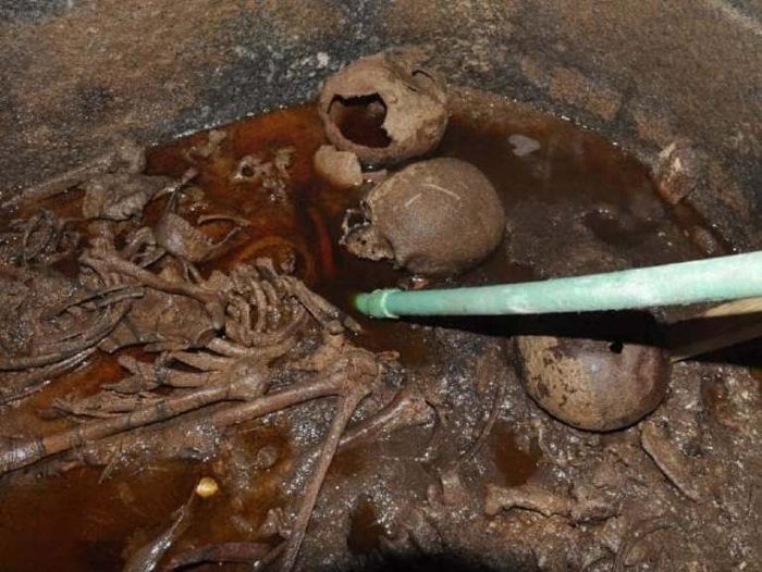Kerangka mumi yang membusuk di dalam sarkofagus.