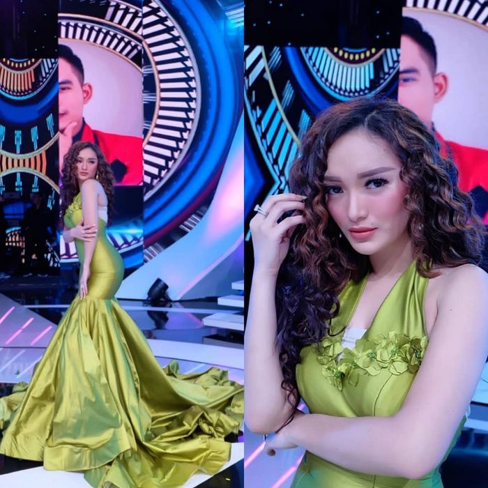 Zaskia Gotik dengan rambut keriting