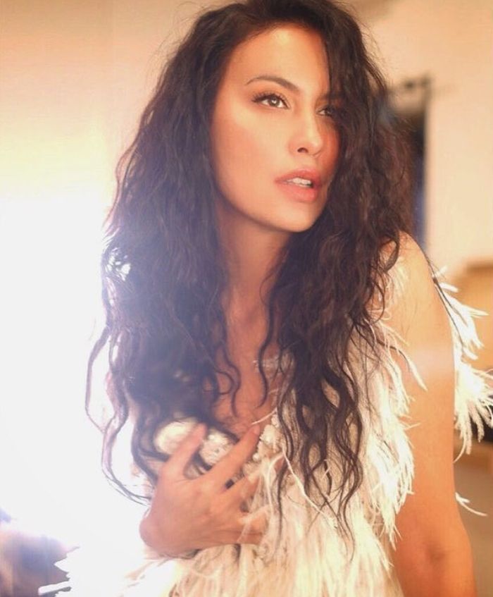 Tampil sangat memikat dengan gaya rambut curly