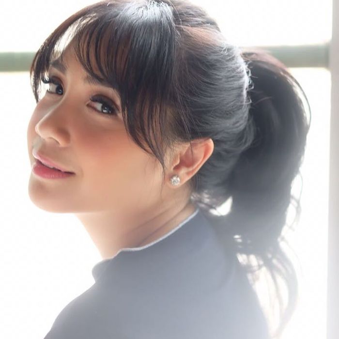 Nagita Slavina dengan gaya rambut ponytail