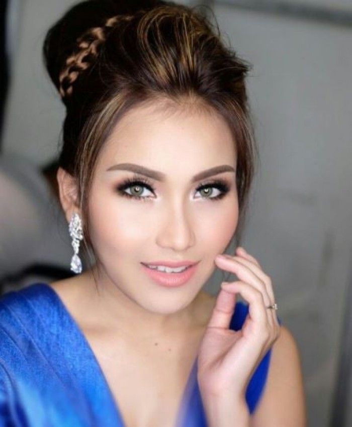 penampilan Ayu Ting Ting dengan polesan makeup.