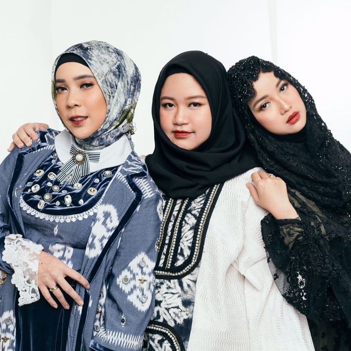 Fitri Tropica dalam pemotretan bersama Chacha Frederica dan Diera Bachir.