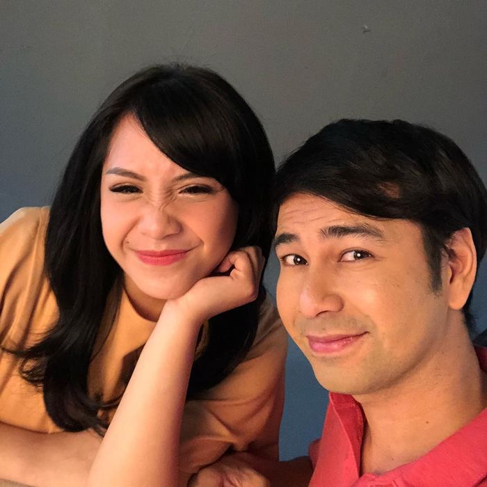 Nagita Slavina memangkas poni depannya