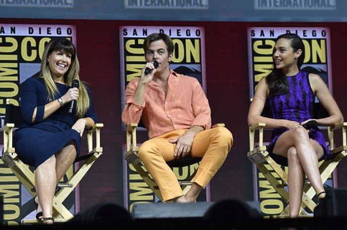 Gal Gadot dan Chris Pine, yang membicarakan tentang film mereka, Wonder Woman 1984