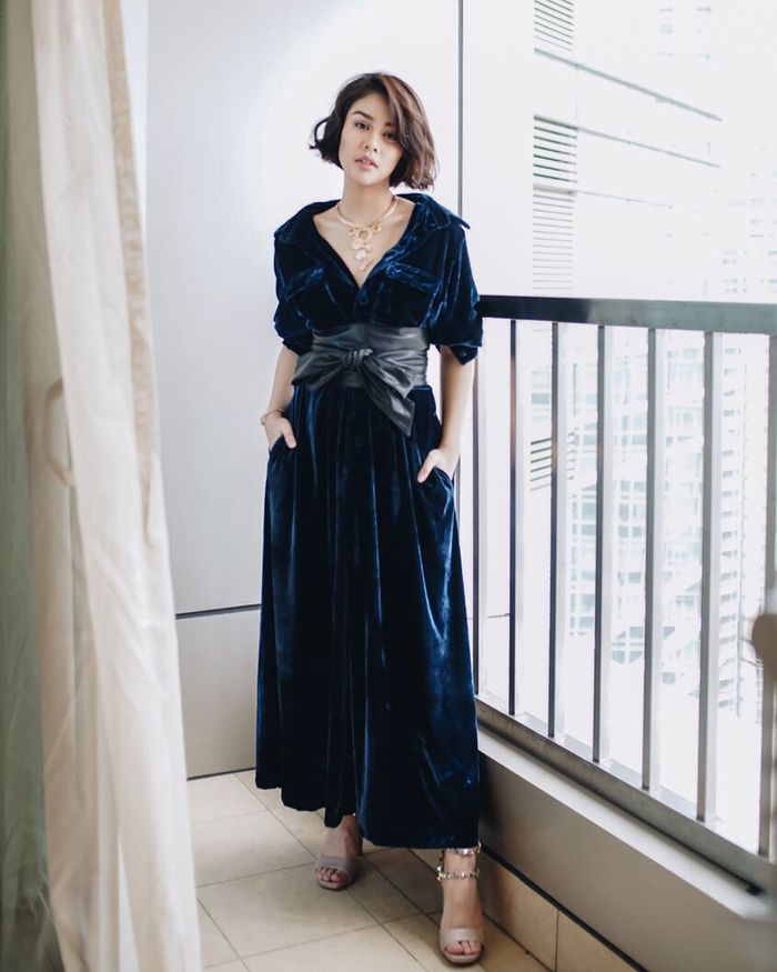 Vanesha Prescilla dalam balutan velvet dress bernuansa navy.