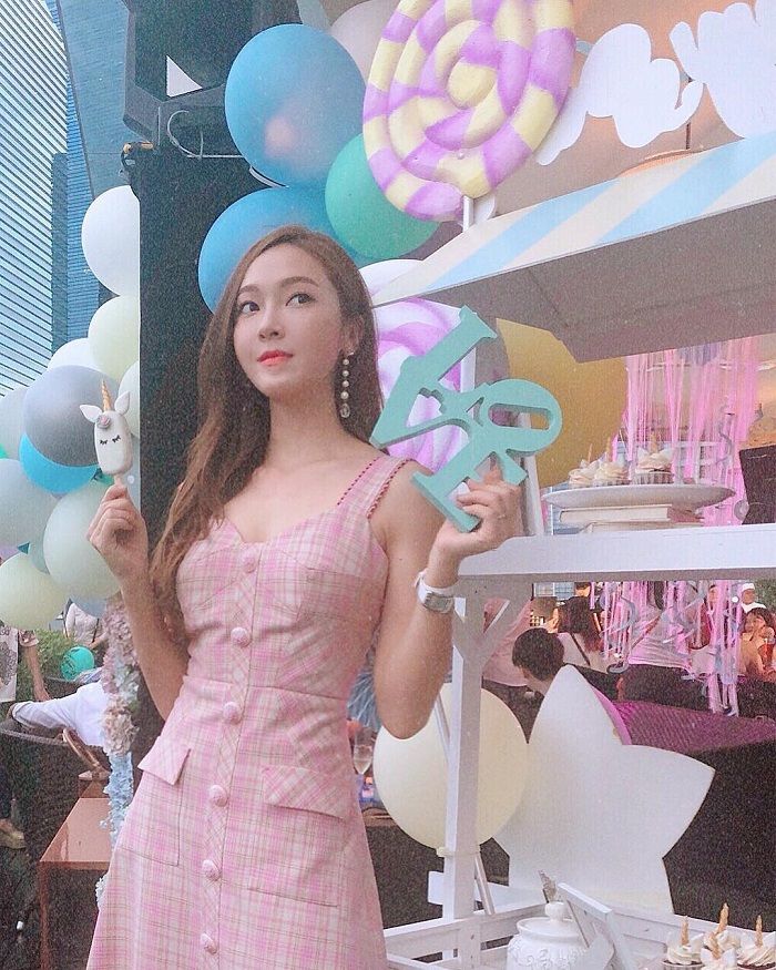 Jessica Jung dengan Pink Plaid Dress