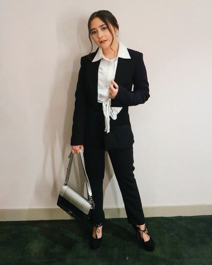 Prilly Latuconsina dengan kombinasi knot shirt dan blazer hitam 