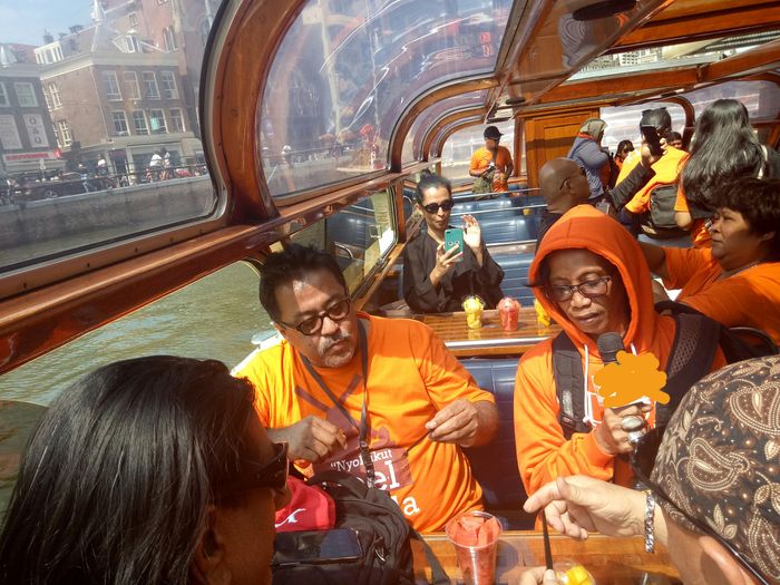 Rano Karno, Mandra, dan rombongan di atas Canal Cruise Foto: Uda Deddy)