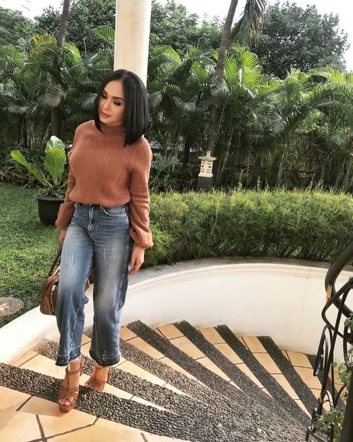 Yuni Shara dengan rambut medium sepanjang bahu