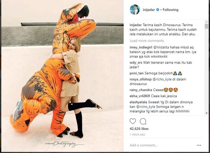 Jessica Iskandar bersama dinosaurus di ulang tahun El Barrack.