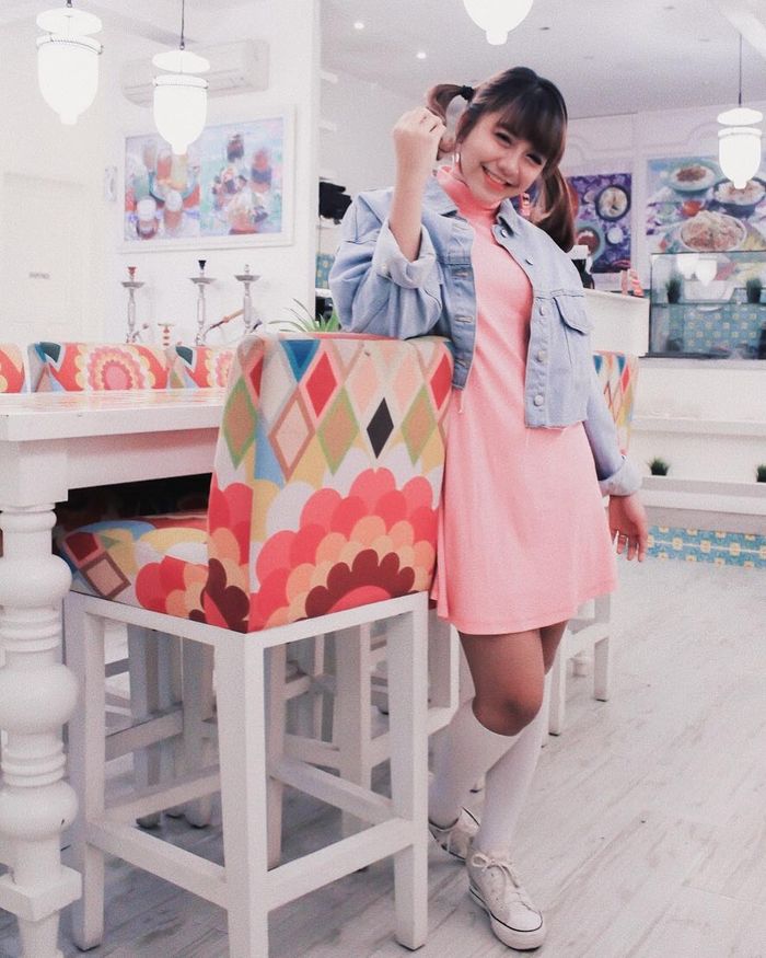 Ghea Indrawari Tampil Manis dengan Turtle Neck Dress 