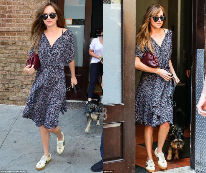 Dakota terlihat feminin dengan balutan knee dress motif floral 