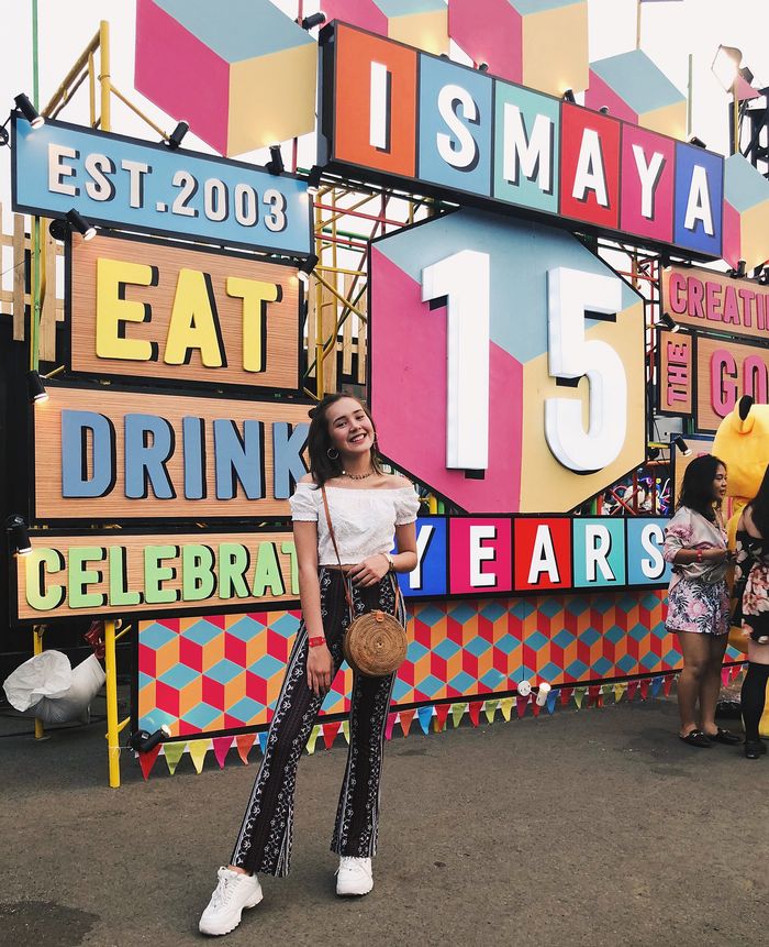 Beby Tsabina mengenakan off shoulder crop top berwarna putih