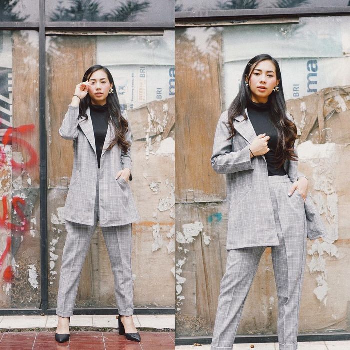 Kenakan blazer dan plaid pants