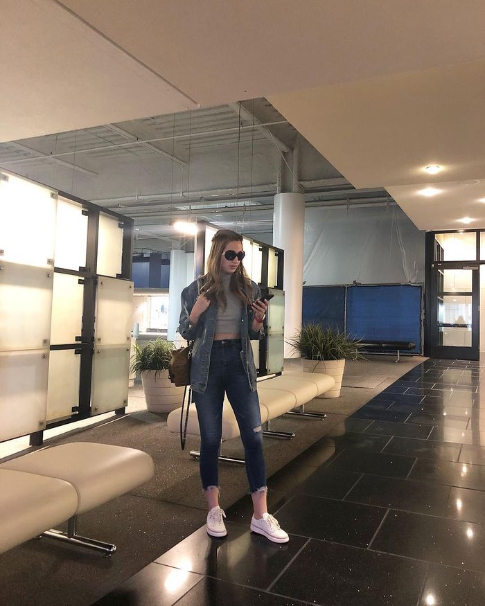 Nia tampil bak ABG kala mengenakan denim on denim