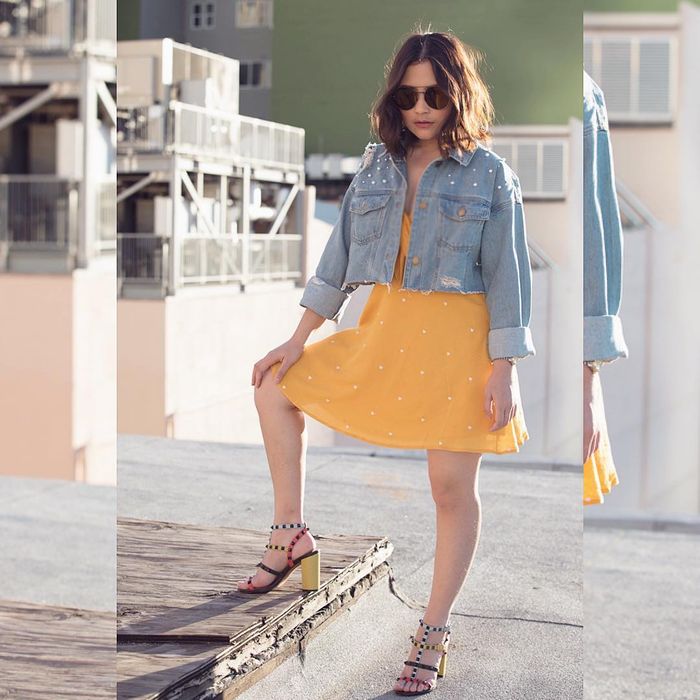 Prilly Latuconsina dengan dress dan crop jaket jins