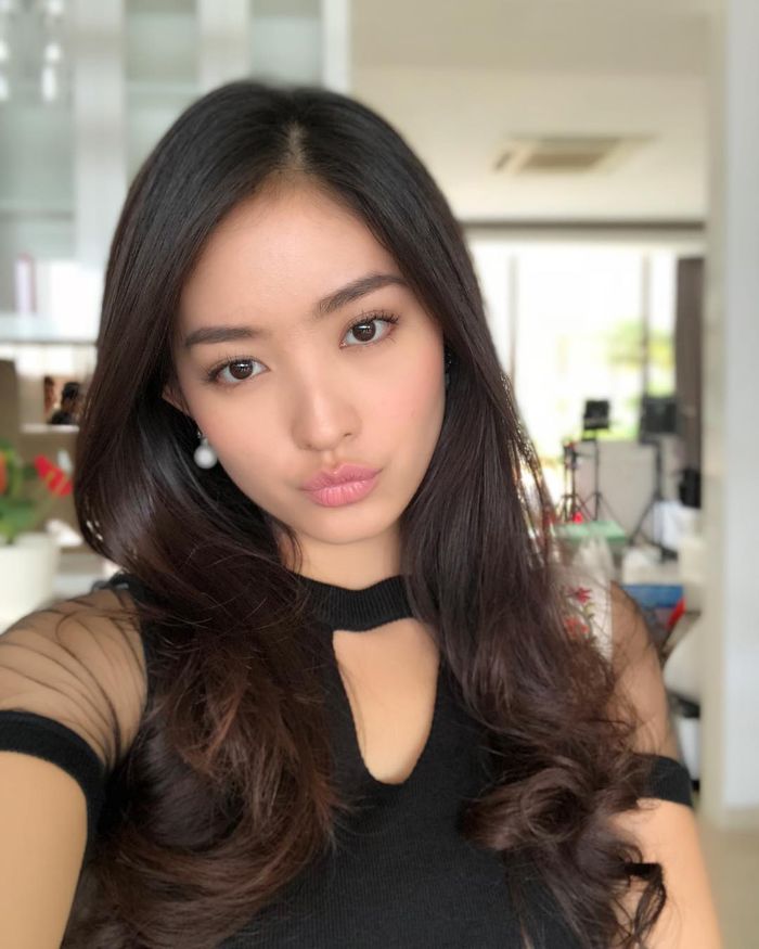 Tampilan wajah Natasha Wilona dengan Korean Makeup Look