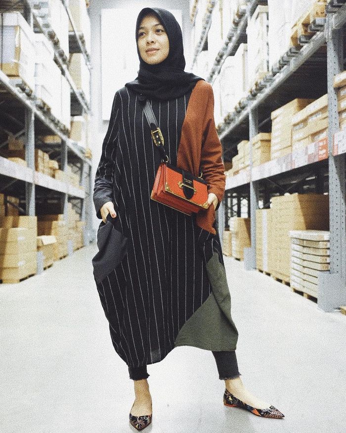 Dian Ayu Lestari tampak manis dengan balutan stripe dress