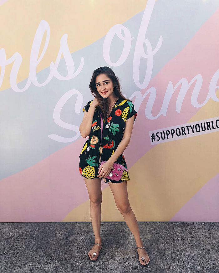 Manis banget ya penampilan Yasmine Wildblood dengan playsuitnya